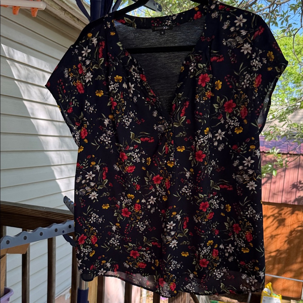 Paper Moon Women’s 1X floral Short-Sleeve Blouse front rayon back navy cotton